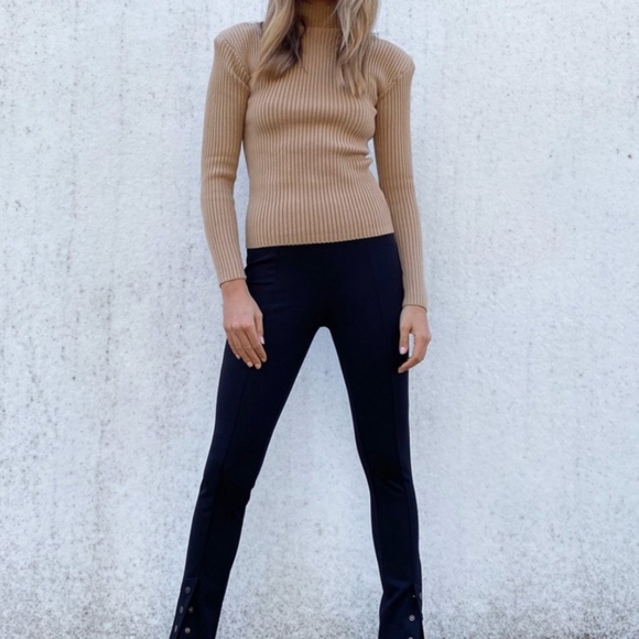 NWT Padded Shoulder Ribbed Knit Top - Picture 4 of 5